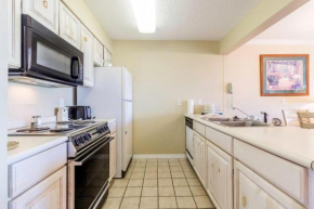 Branson Condo on Table Rock Lake with Pool and WiFI close to Silver Dollar City